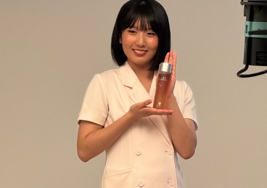 お化粧品を持って撮影