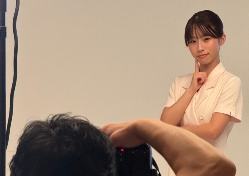 トータルビューティ学科の制服に着替えて撮影